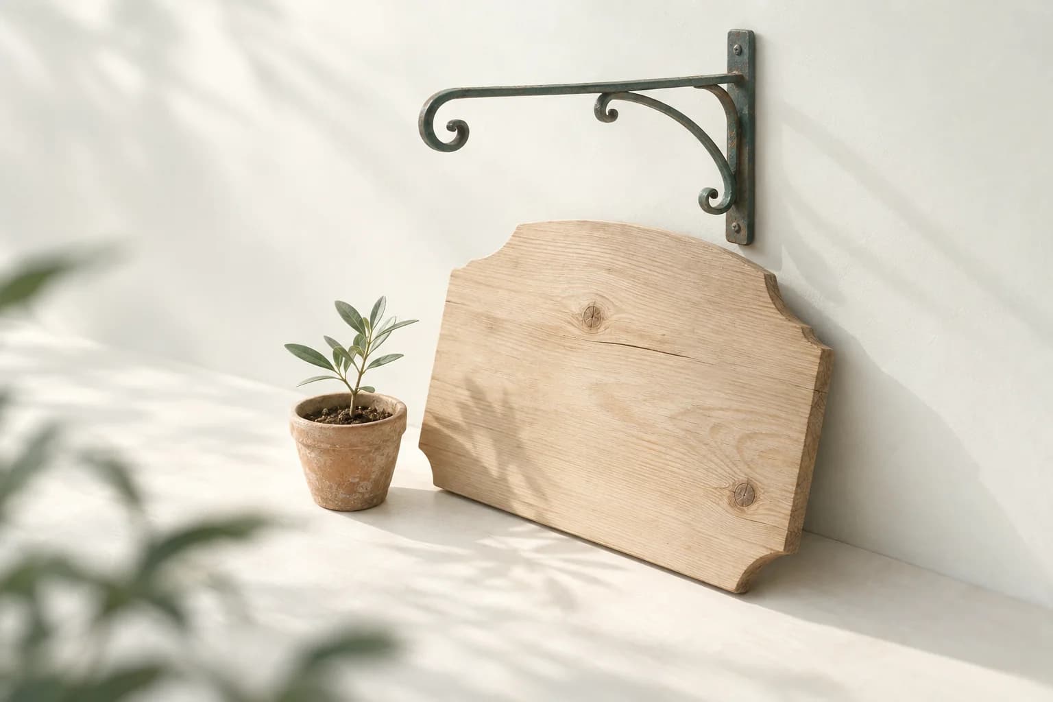 Illustration: unbemaltes Holzschild lehnt unter einem leeren schmiedeeisernen Schildhalter an der Wand, daneben ein Tontopf mit Keimling
